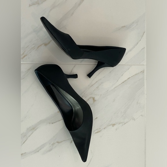 Beautiful Nine West Black Satin Pumps, Size 7 - Picture 3 of 7